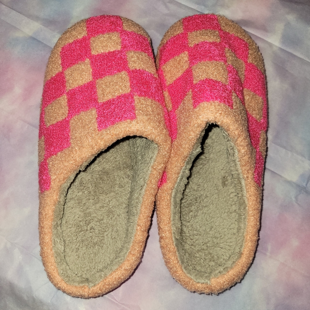 BRAND NEW orange and hot pink checkered slippers size large - Picture 1 of 3